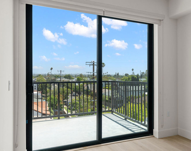 1808 Lincoln Boulevard - Photo Thumbnail 3
