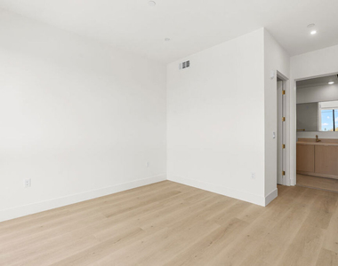 1808 Lincoln Boulevard - Photo Thumbnail 17