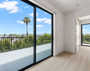 1808 Lincoln Boulevard - Photo Thumbnail 2