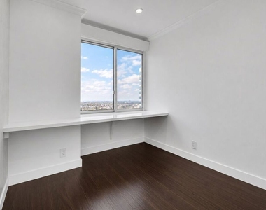 865 Comstock Avenue - Photo Thumbnail 12