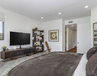 137 N Doheny Drive - Photo Thumbnail 23