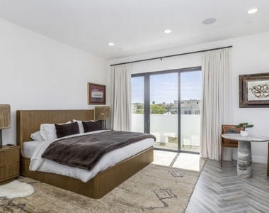 137 N Doheny Drive - Photo Thumbnail 20