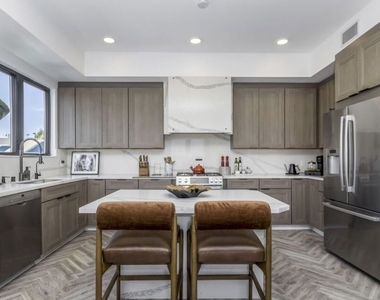 137 N Doheny Drive - Photo Thumbnail 15