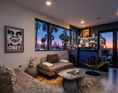 137 N Doheny Drive - Photo Thumbnail 2