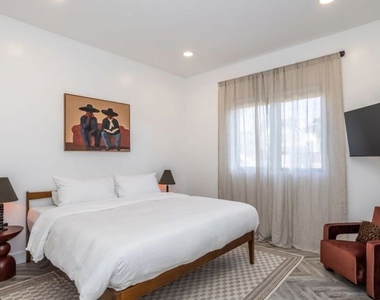 137 N Doheny Drive - Photo Thumbnail 31