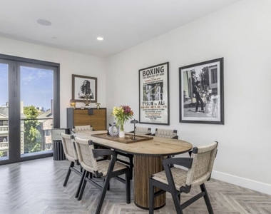 137 N Doheny Drive - Photo Thumbnail 14