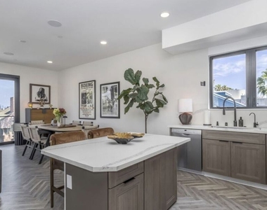137 N Doheny Drive - Photo Thumbnail 16