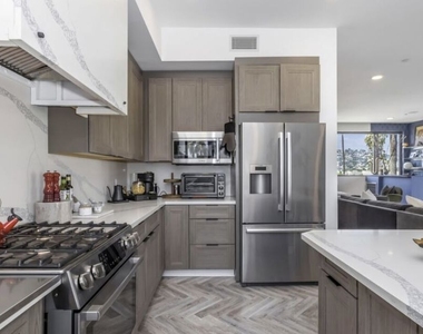 137 N Doheny Drive - Photo Thumbnail 18