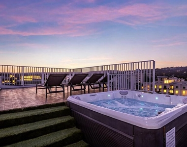 137 N Doheny Drive - Photo Thumbnail 10