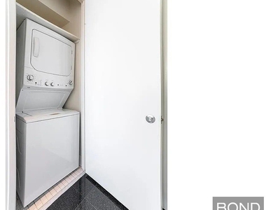 East 79th Street - Photo Thumbnail 5