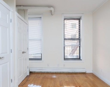 East 10th Street - Photo Thumbnail 3