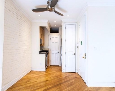East 10th Street - Photo Thumbnail 1