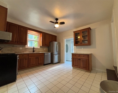 23 Perry Avenue - Photo Thumbnail 10