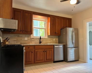 23 Perry Avenue - Photo Thumbnail 7