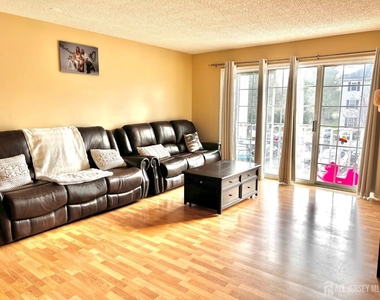 465 Northam Drive - Photo Thumbnail 2