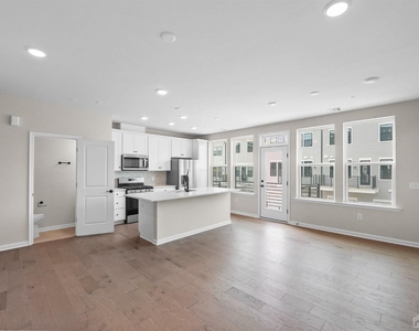 206 Lyla Lane - Photo Thumbnail 3