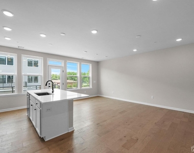 206 Lyla Lane - Photo Thumbnail 2