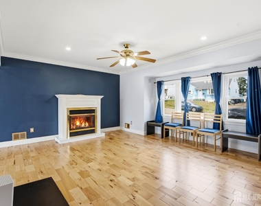 264 E George Place E - Photo Thumbnail 2