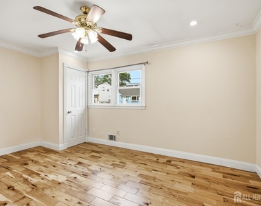 264 E George Place E - Photo Thumbnail 17