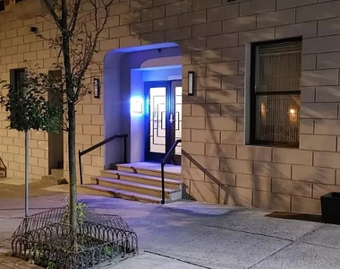 152 E 35th Street - Photo Thumbnail 9