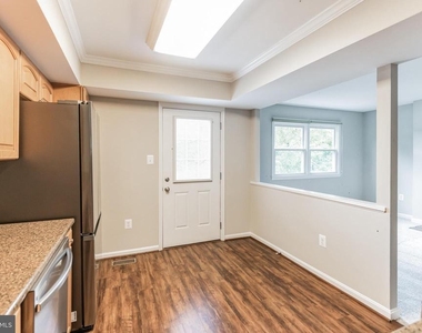 5335 Lake Cove Court - Photo Thumbnail 8