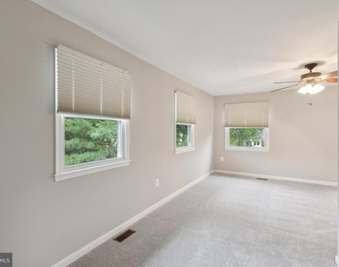 5335 Lake Cove Court - Photo Thumbnail 12