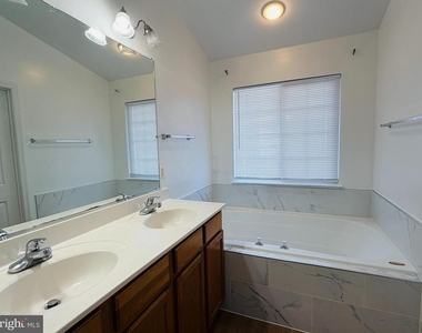 2503 Wheat Meadow Court - Photo Thumbnail 10
