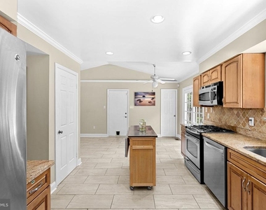 5405 Hampton Forest Way - Photo Thumbnail 16