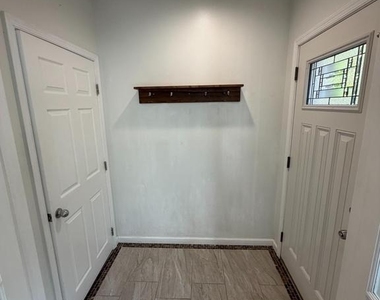 709 S Warnock Street - Photo Thumbnail 2
