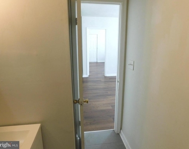 2427 Lakeview Avenue - Photo Thumbnail 6