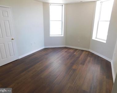 2427 Lakeview Avenue - Photo Thumbnail 3
