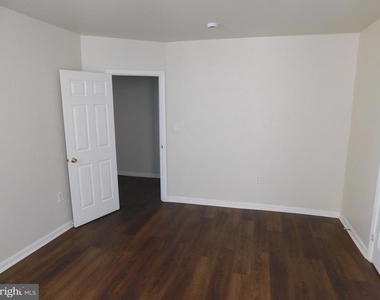 2427 Lakeview Avenue - Photo Thumbnail 9