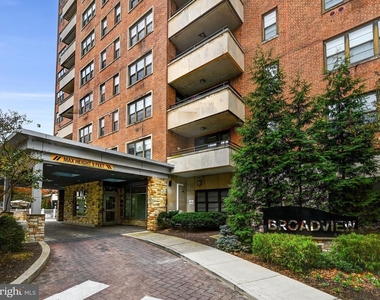 105 39th Street W - Photo Thumbnail 1