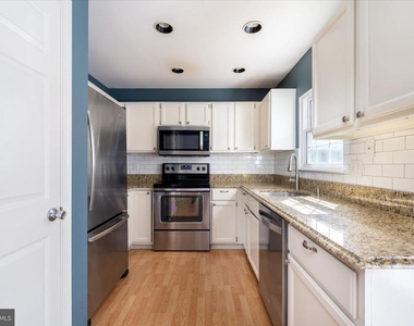 2209 Commissary Circle - Photo Thumbnail 11