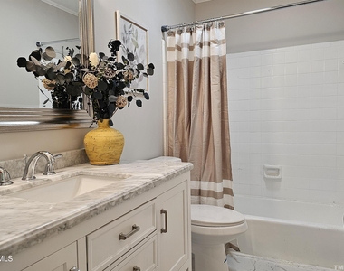 5906 Applewood Lane - Photo Thumbnail 8