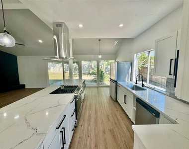 9506 Stonebridge Dr - Photo Thumbnail 7