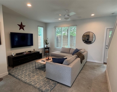 3612 Clary Way - Photo Thumbnail 3