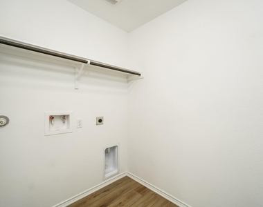 341 Madrid St - Photo Thumbnail 17