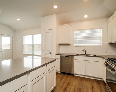 341 Madrid St - Photo Thumbnail 10