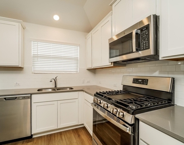 341 Madrid St - Photo Thumbnail 11