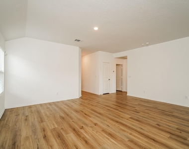341 Madrid St - Photo Thumbnail 13