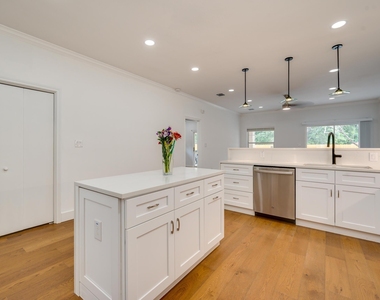 4601 Eilers Ave - Photo Thumbnail 4