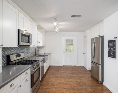 2591 Spring Valley Dr - Photo Thumbnail 9
