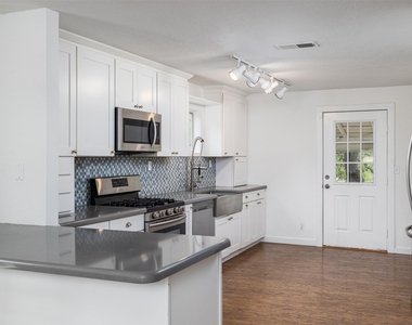 2591 Spring Valley Dr - Photo Thumbnail 3