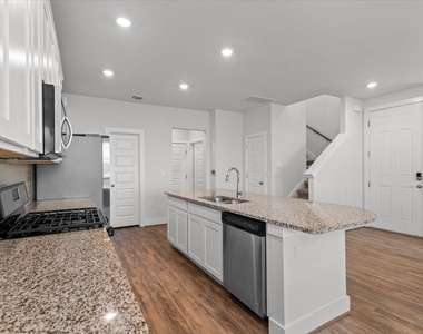 7106 Silver Star Ln - Photo Thumbnail 6