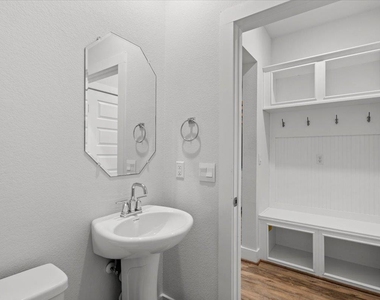 7106 Silver Star Ln - Photo Thumbnail 14