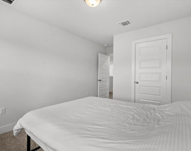 7106 Silver Star Ln - Photo Thumbnail 18
