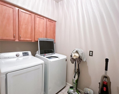 2121 Settlers Park Loop - Photo Thumbnail 17