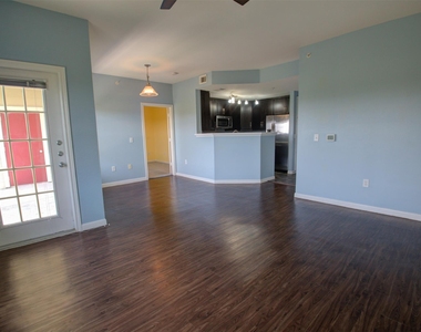 2320 Gracy Farms Ln - Photo Thumbnail 3