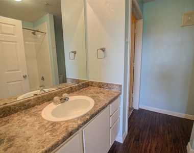 2320 Gracy Farms Ln - Photo Thumbnail 11